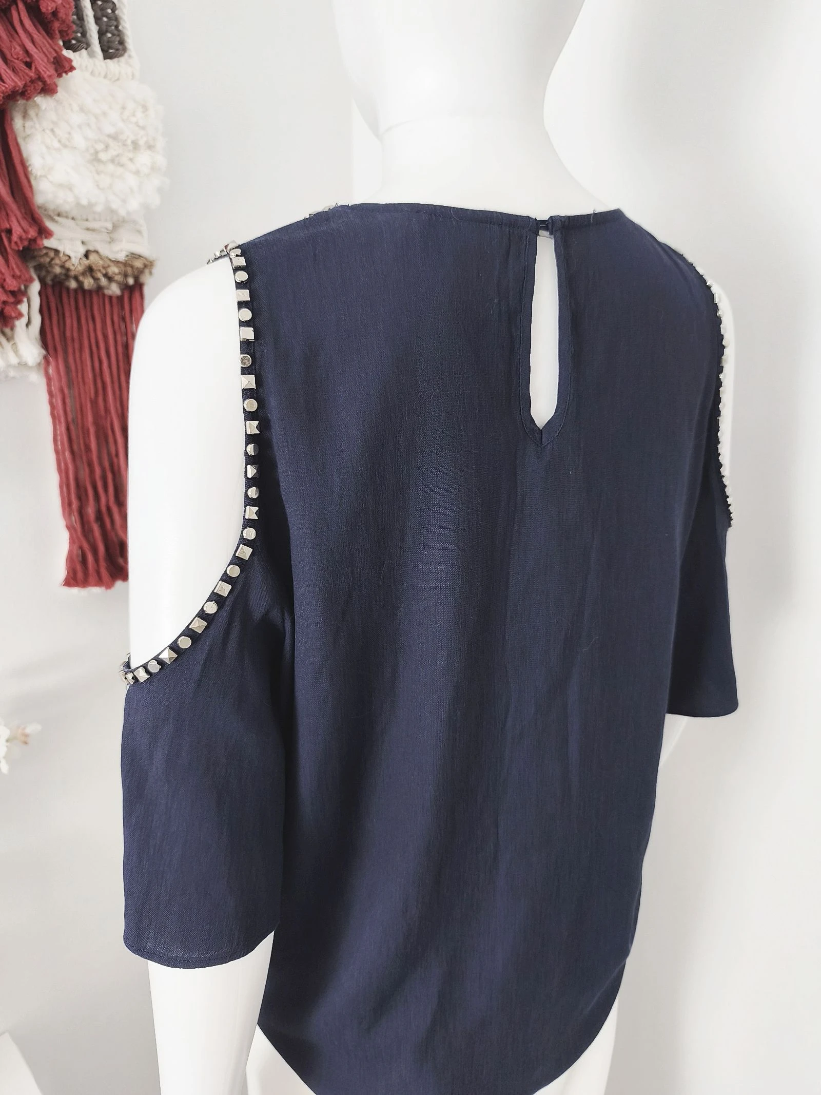 Vloeibare blouse met studs en schouderuitsnijding van Amy Lou – photo 5